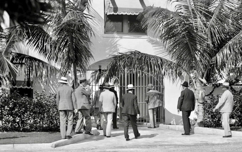 Агенты ФБР в особняке Аль Капоне