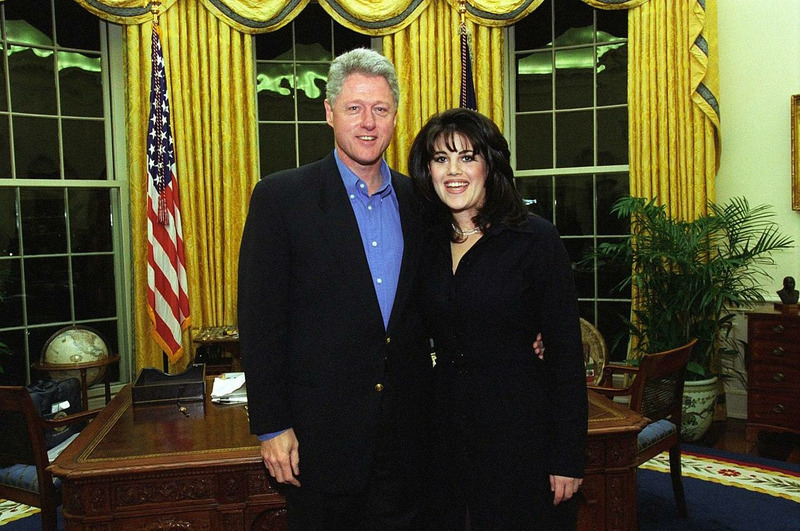 Билл Клинтон и Моника Левински в овальном кабинете