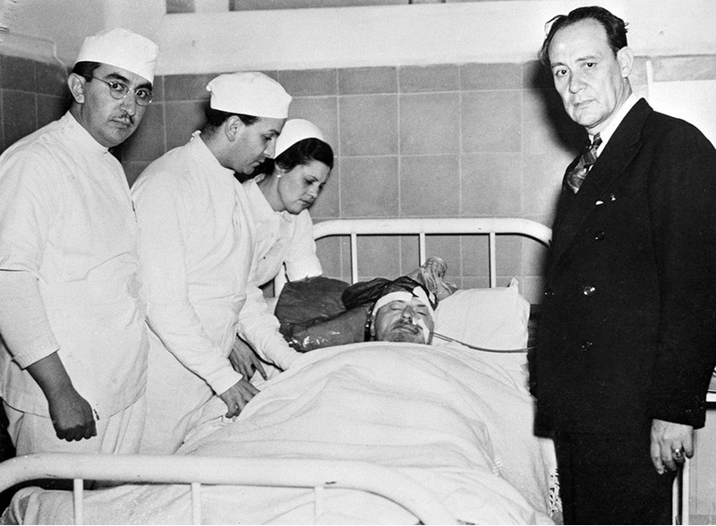 Лев Троцкий в госпитале Мехико