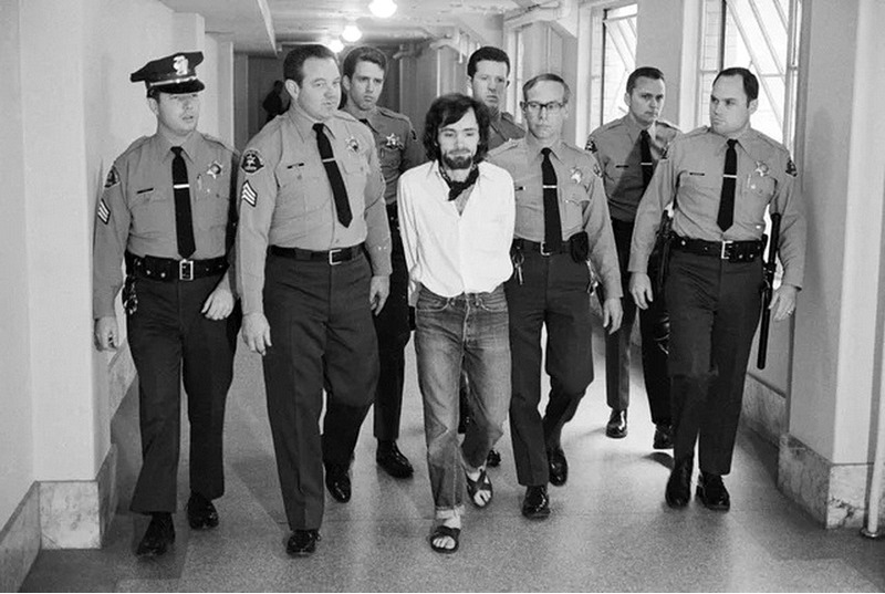 Чарльза Мэнсона уводят в наручниках после приговора суда