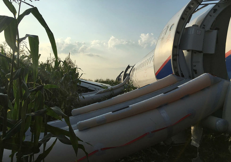 Самолёт «Уральских авиалиний» Airbus A321 летевший из Москвы в Симферополь совершил жёсткую аварийную посадку на кукурузном поле в Подмосковье.