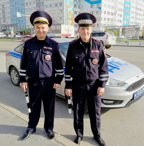Инспекторы ДПС Айнур Камалов и Станислав Костромских