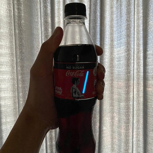 Coca-Cola выпустила бутылку по Звёздным войнам. Если взять газировку в руки, то меч на бутылке автоматически загорается.