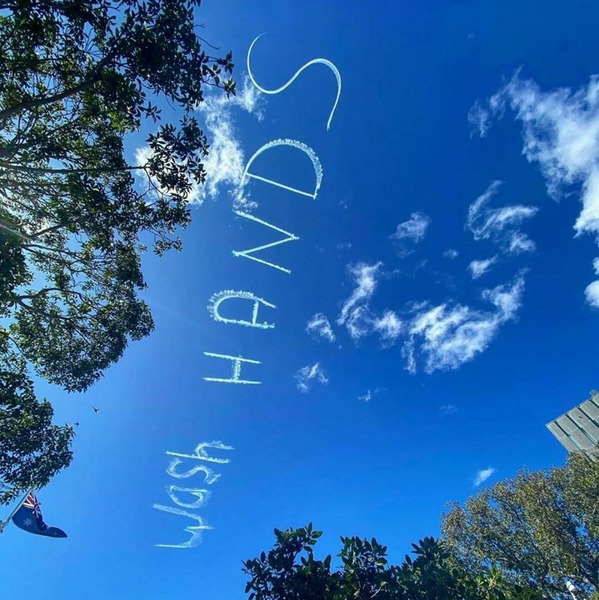 надпись Мойте руки в небе над Сиднеем