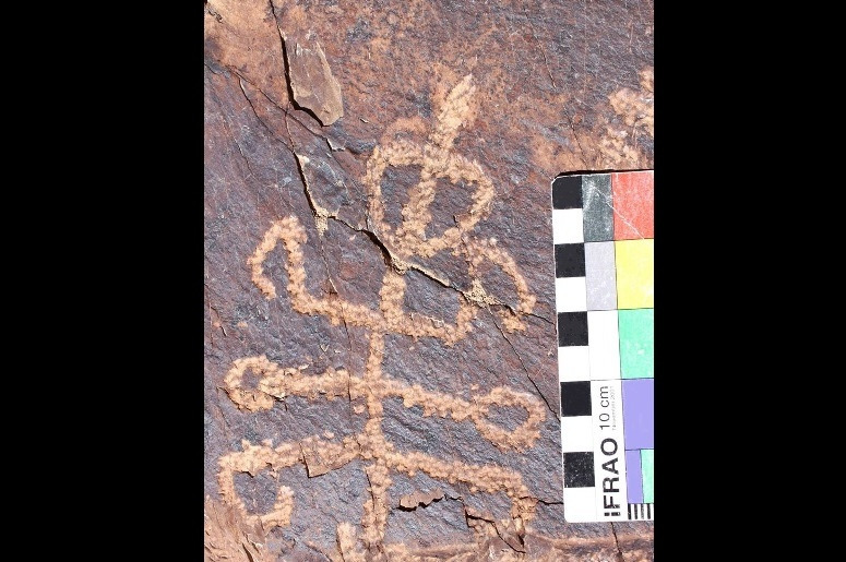 древний петроглиф в виде богомола