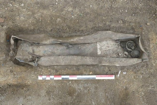 Во Франции археологи обнаружили свинцовый саркофаг