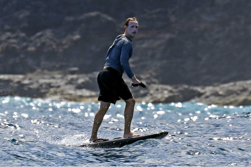 Марк Цукерберг на электросёрфе на Гавайях