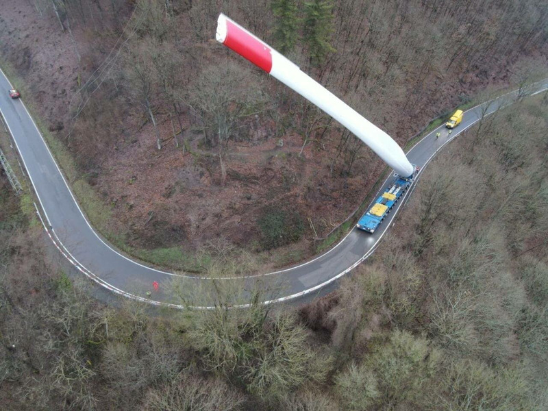Перевозка 67-метровой лопасти ветрогенератора на грузовике