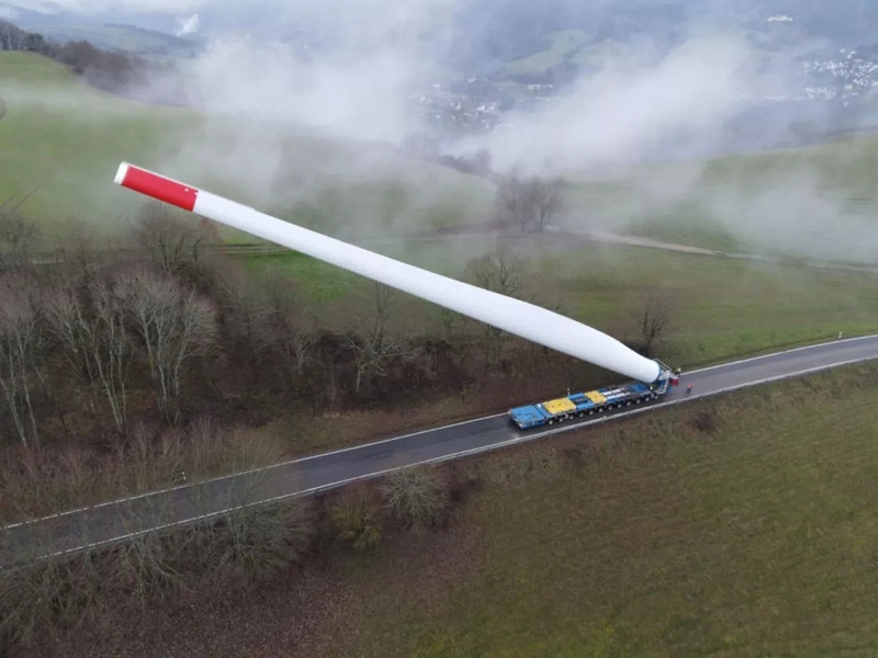 Перевозка 67-метровой лопасти ветрогенератора на грузовике