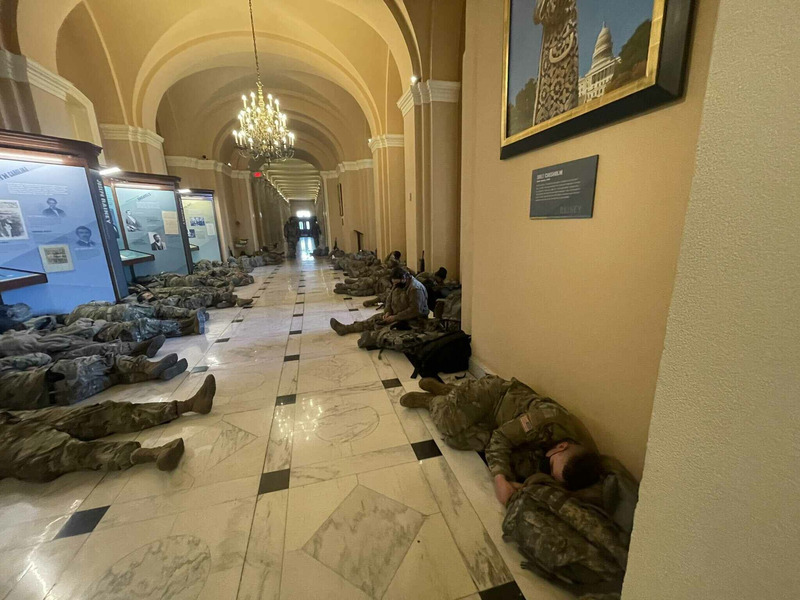 Солдаты Нацгвардии США в здании Капитолия