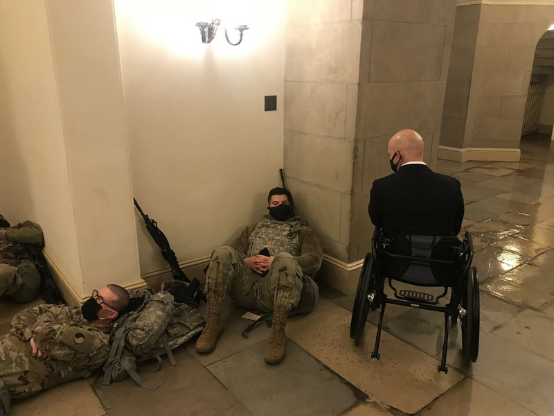 Солдаты Нацгвардии США в здании Капитолия