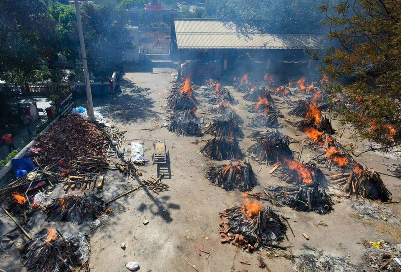 В Индии сжигают трупы погибших от коронавируса