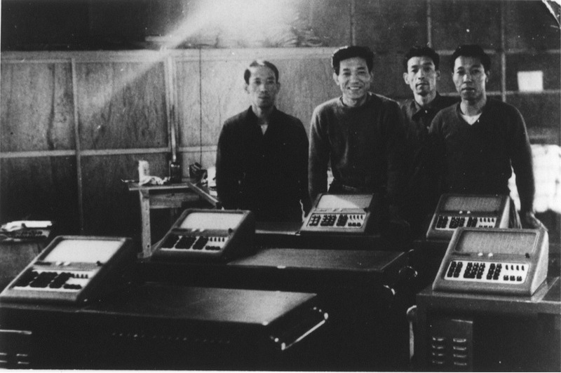 Братья Касио и их первые электрические калькуляторы, Токио, 1957 год.