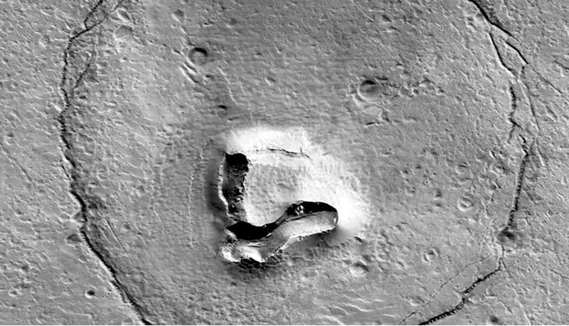 Лицо медведя на поверхности Марса