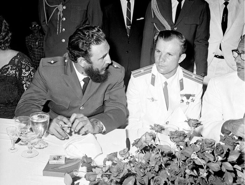 Фидель Кастро и Юрий Гагарин в посольстве СССР в Гаване