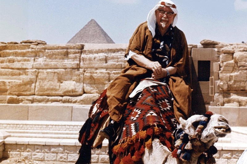 Полковник Сандерс верхом на верблюде в Египте