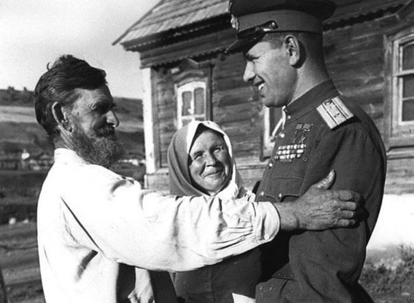 Советский лётчик Николай Скоморохов с родителями