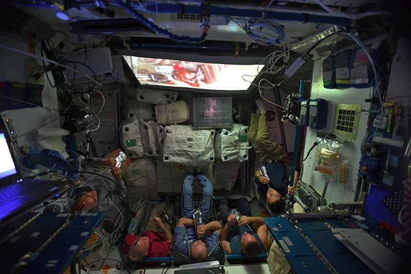 Экипаж МКС смотрит звездные войны в космосе