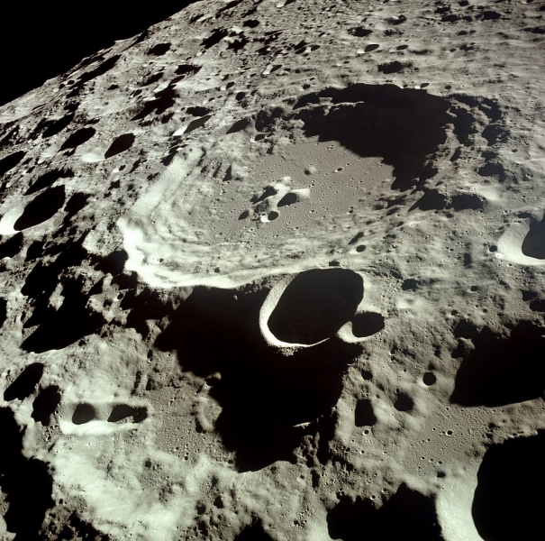 Лунный кратер Дедал
